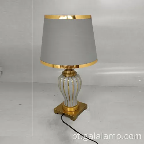 Luminador de mesa de cerâmica elegante com base de metal dourado